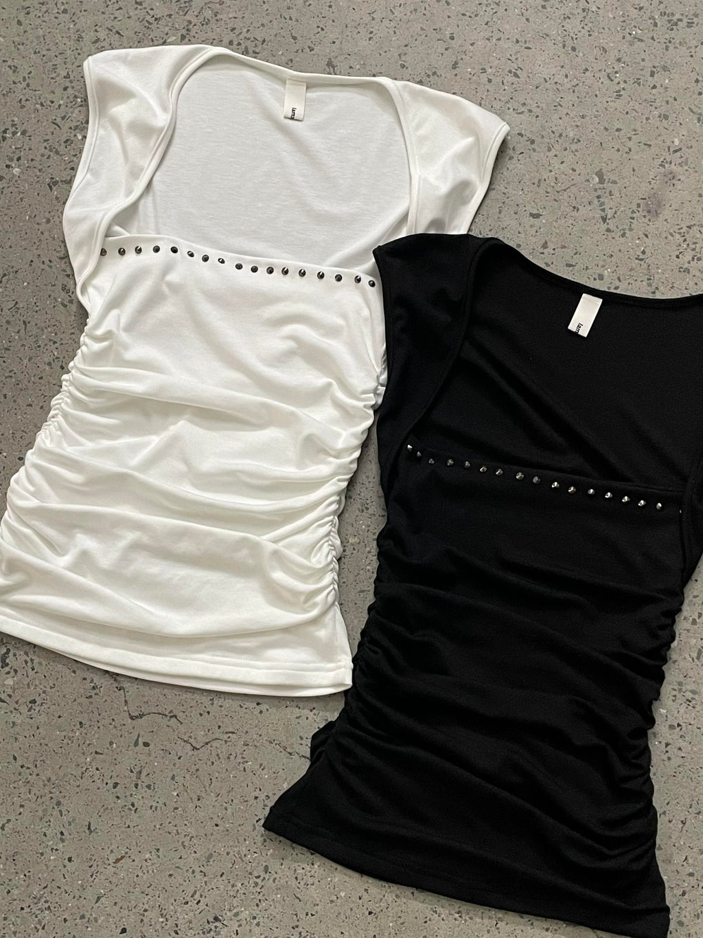 【IAMXIAA】 SILKY LYOCELL STUDDED OFF SHOULDER TOP - WHITE / BLACK