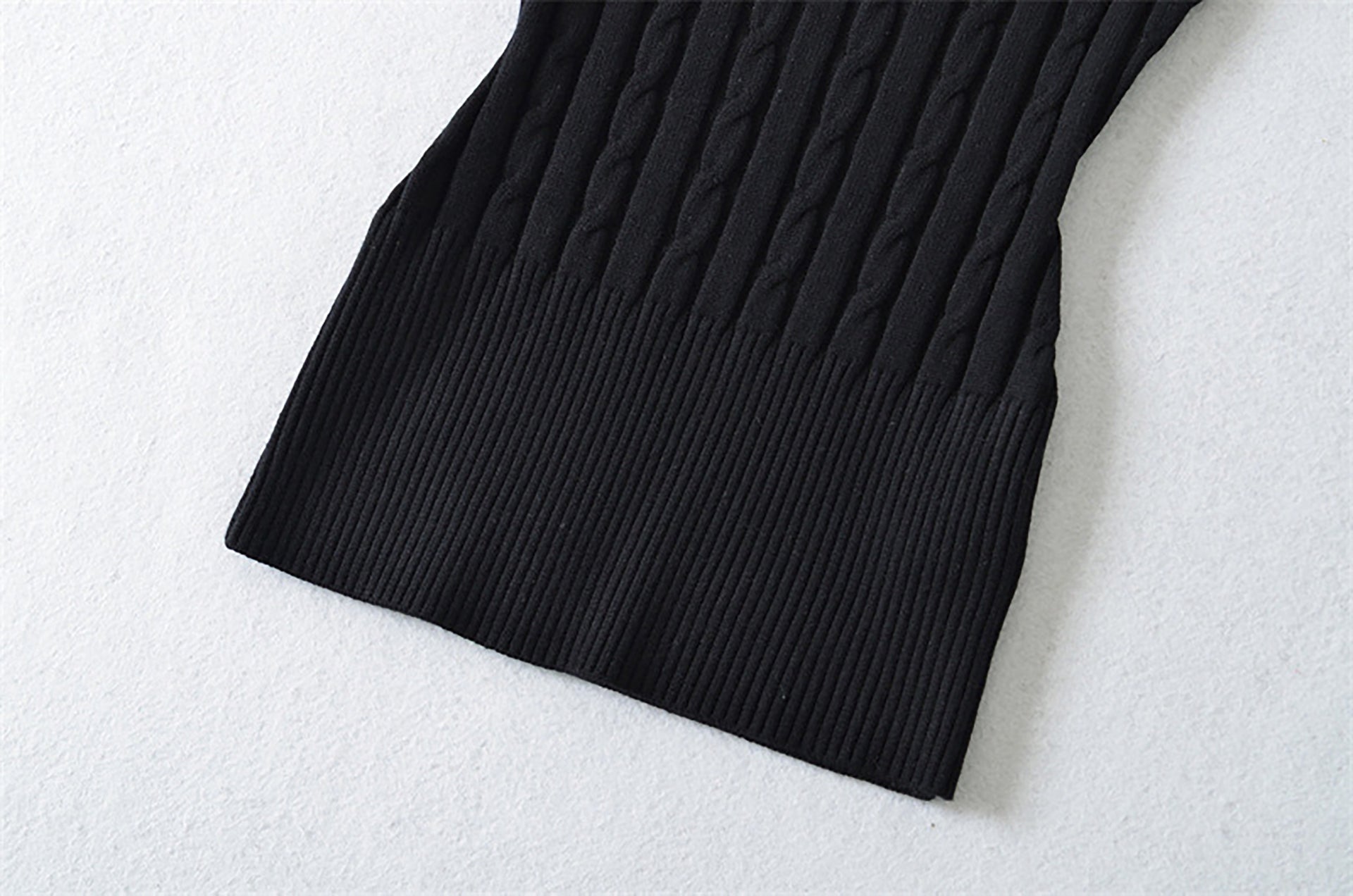TIMELESS V NECK CABLE KNIT TOP - BLACK