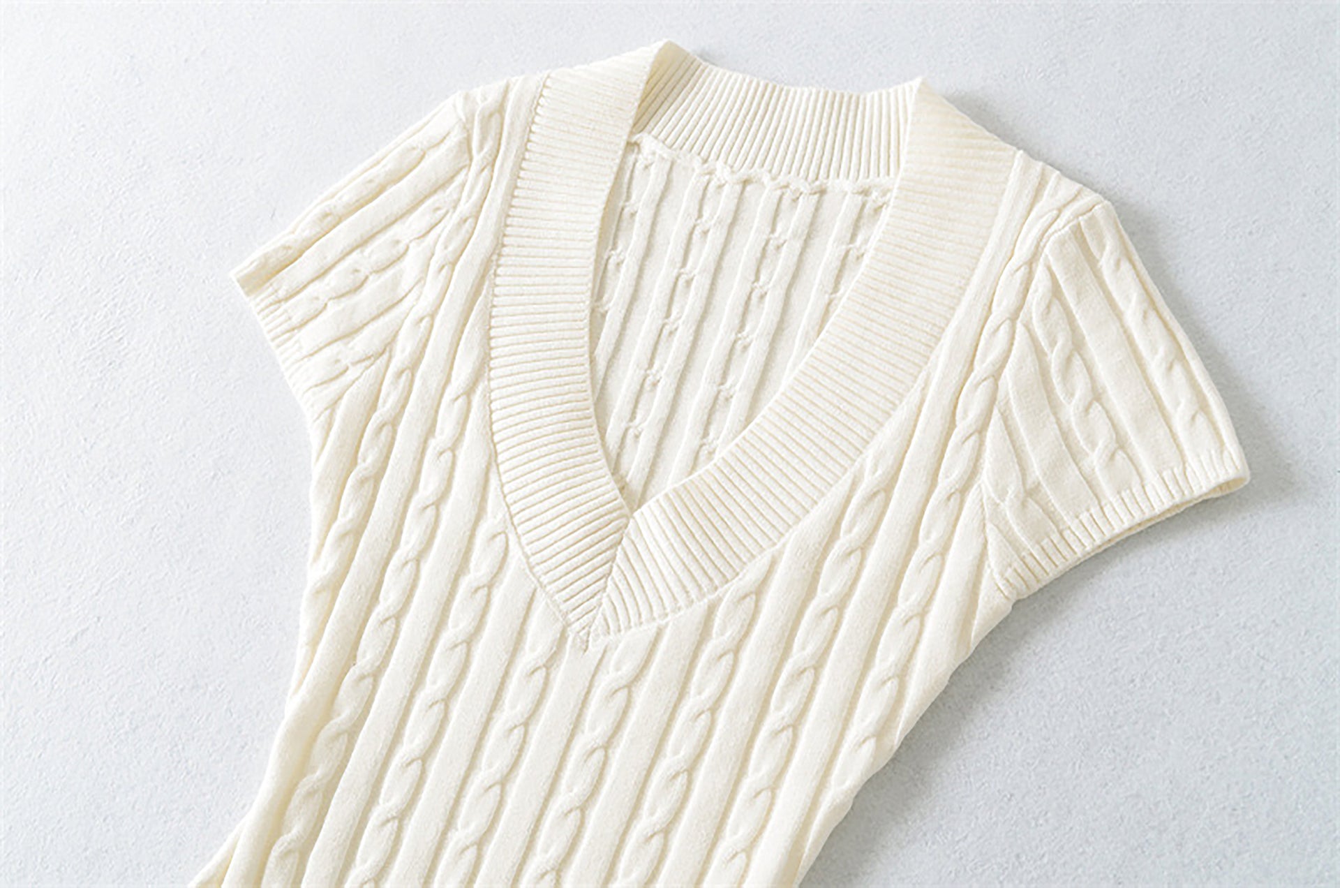 TIMELESS V NECK CABLE KNIT TOP - WHITE